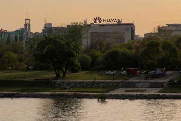 Huawei Sarı Leke: Sorunun Nedenleri ve Çözüm Yöntemleri Huawei Sarı Leke: Sorunun Nedenleri ve Çözüm Yöntemleri