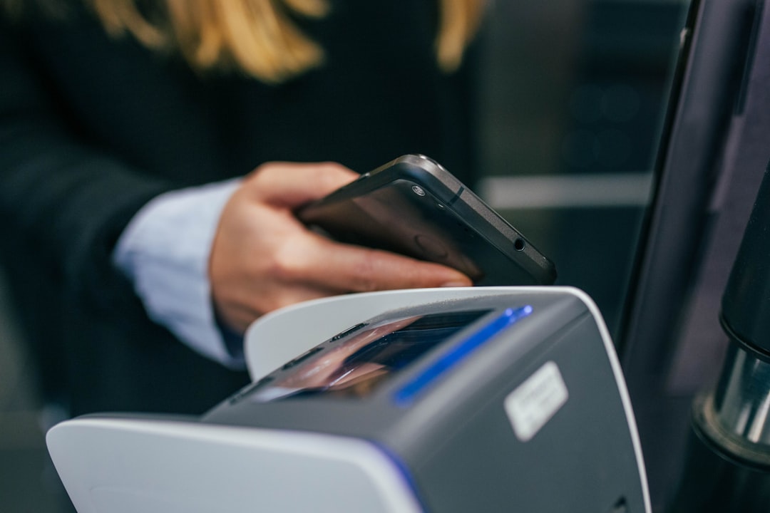 Telefon Ekranın Yarısı Farklı Renkte Telefon Ekranın Yarısı Farklı Renkte