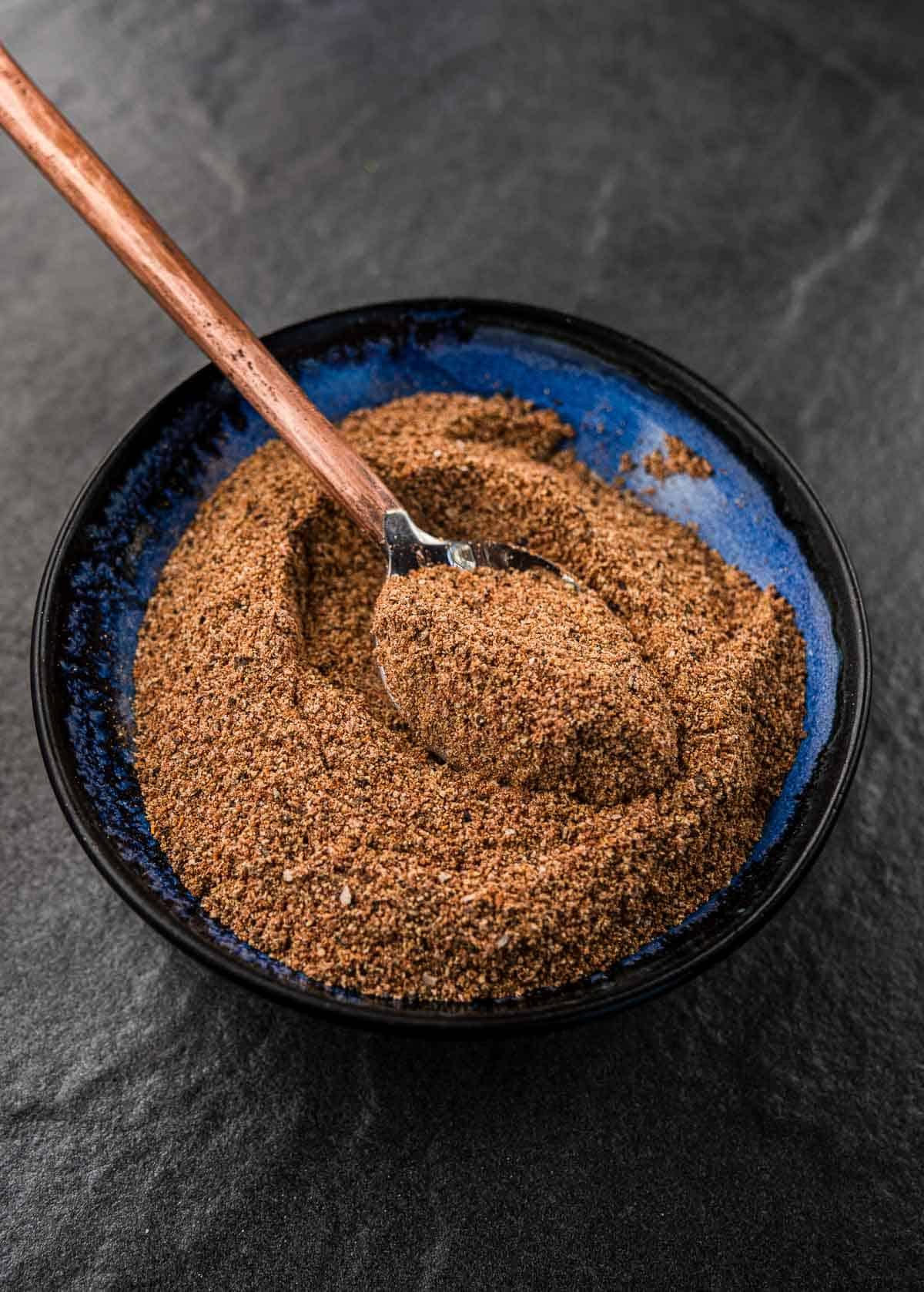 Ricetta per Rub Secco per Alette 2 Una ciotola di rub secco per ali di pollo