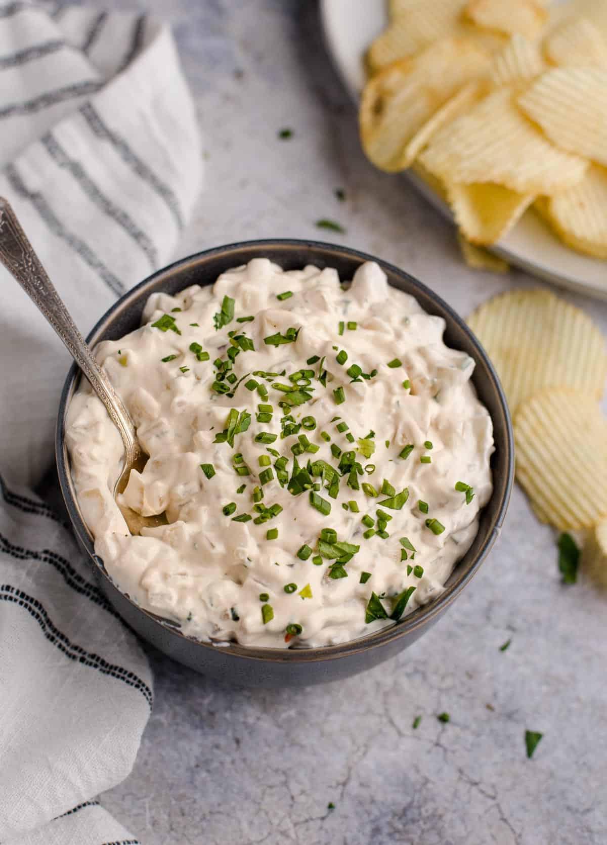 **Crema Affumicata alle Cipolle Caramellate con Erba Cipollina e Panna Acida** 2 Dip di cipolle affumicate con panna acida ed erba cipollina.