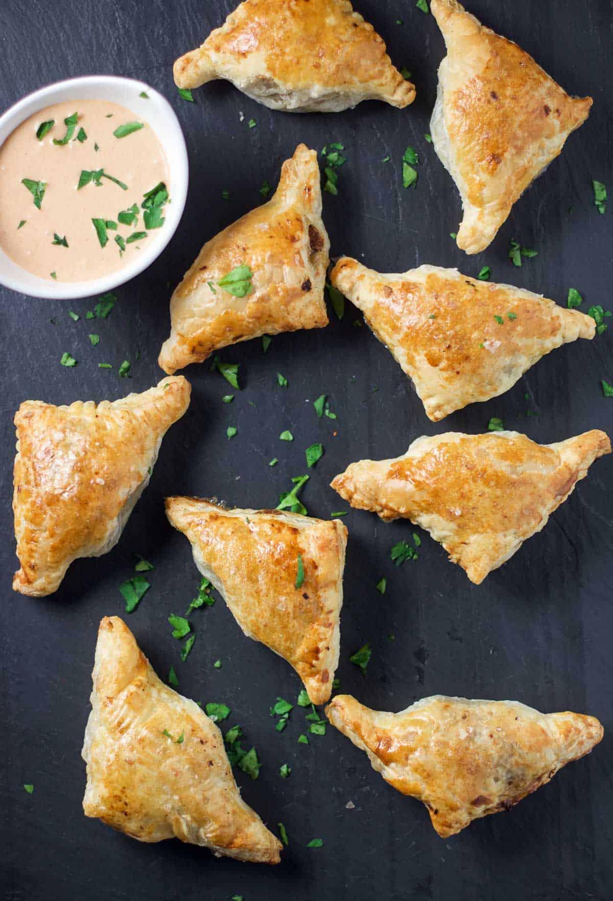 Ricetta Facile di Empanadas di Manzo Fatte in Casa al Forno 2 Empanadas di manzo con brisket su un piatto da portata