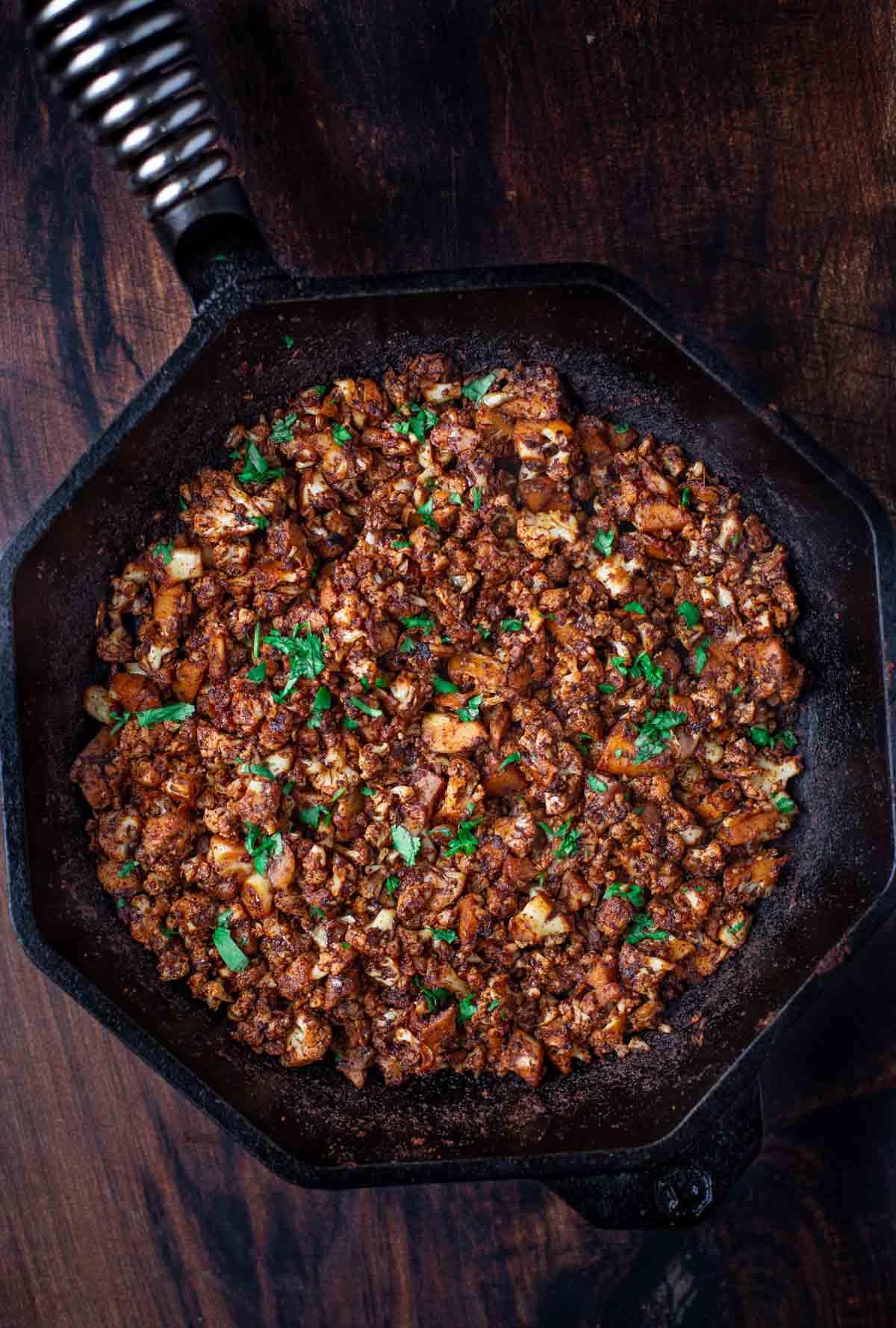 Ricetta di Chorizo Vegetariano con Cavolfiore 2 Chorizo Vegetariano di Cavolfiore in una padella di ghisa