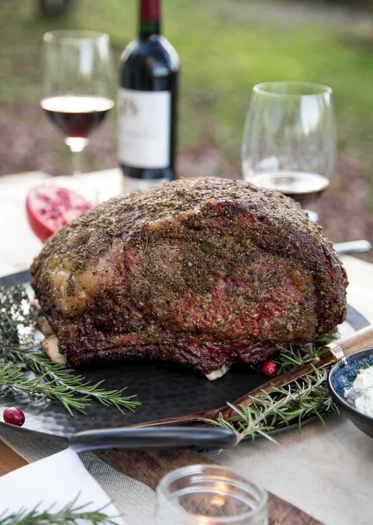 Una selezione di piatti festivi pronti per essere cucinati all'aperto sulla griglia o affumicatore.
