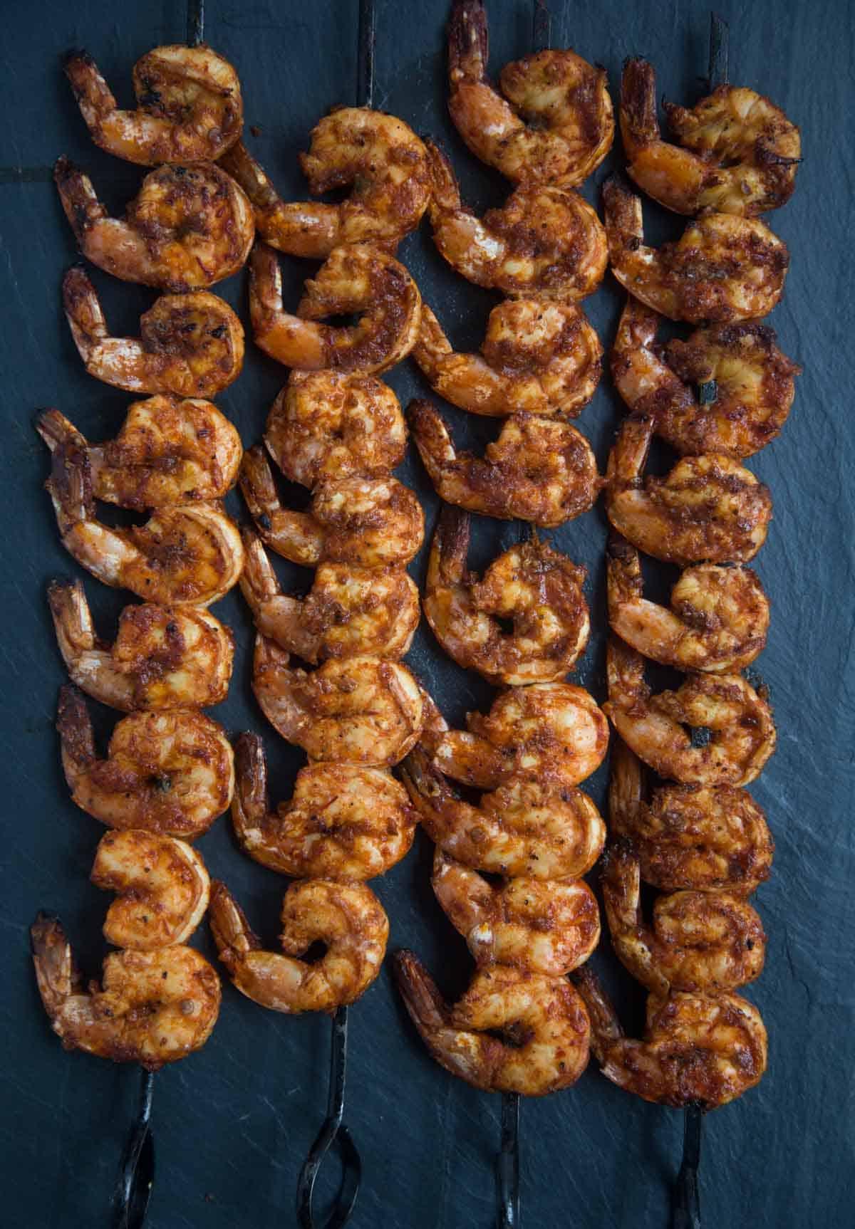 Spiedini di Gamberi al Chipotle Grigliati Ricetta con Marinatura 2 Spiedini di Gamberi Grigliati al Chipotle su un piatto da portata