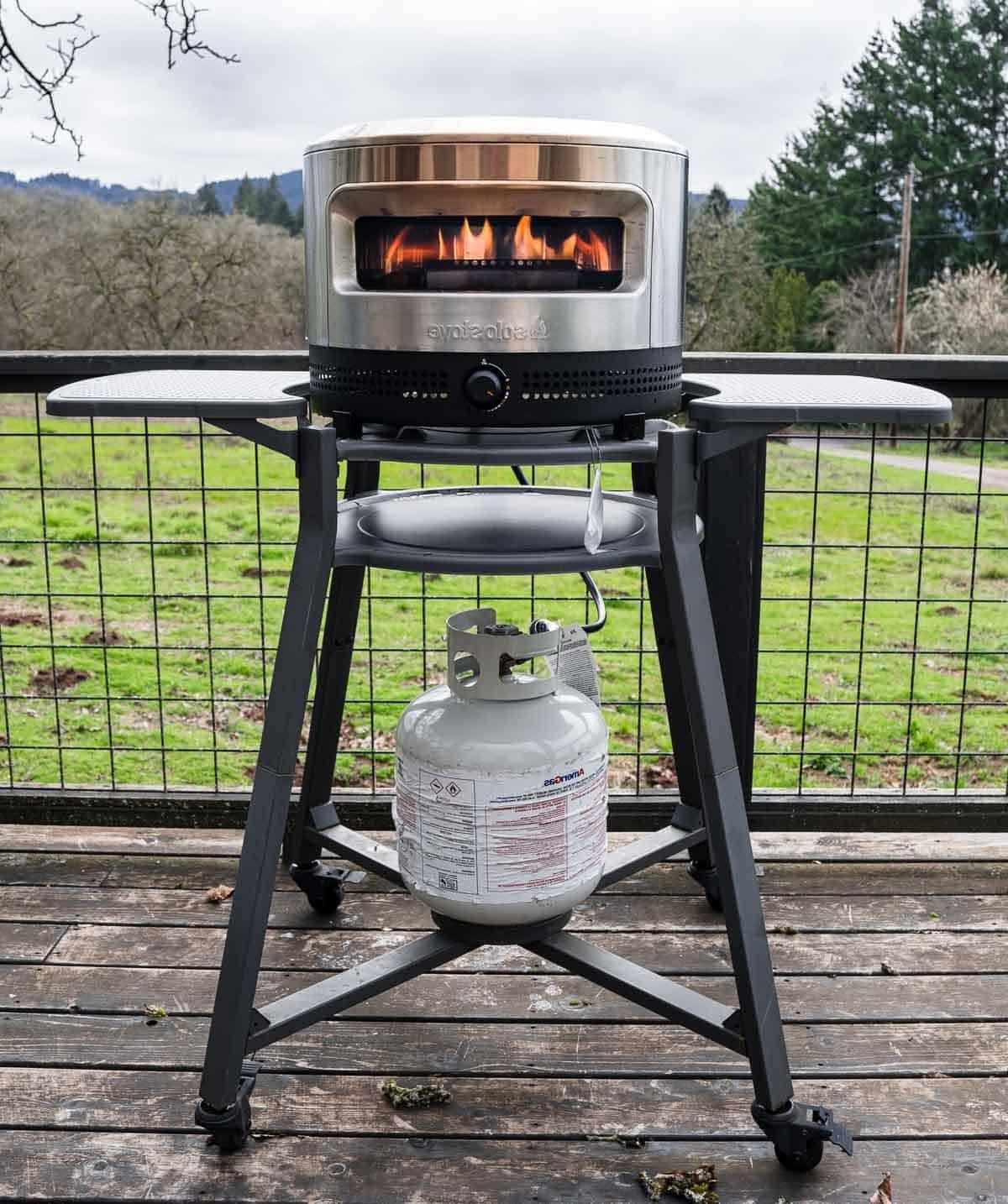 Recensione Forno Pizza Solo Stove Pi Prime – Un Ottimo Forno Pizza Sotto i $400 2 Solo Stove Pi Prime Forno Pizza su una terrazza.