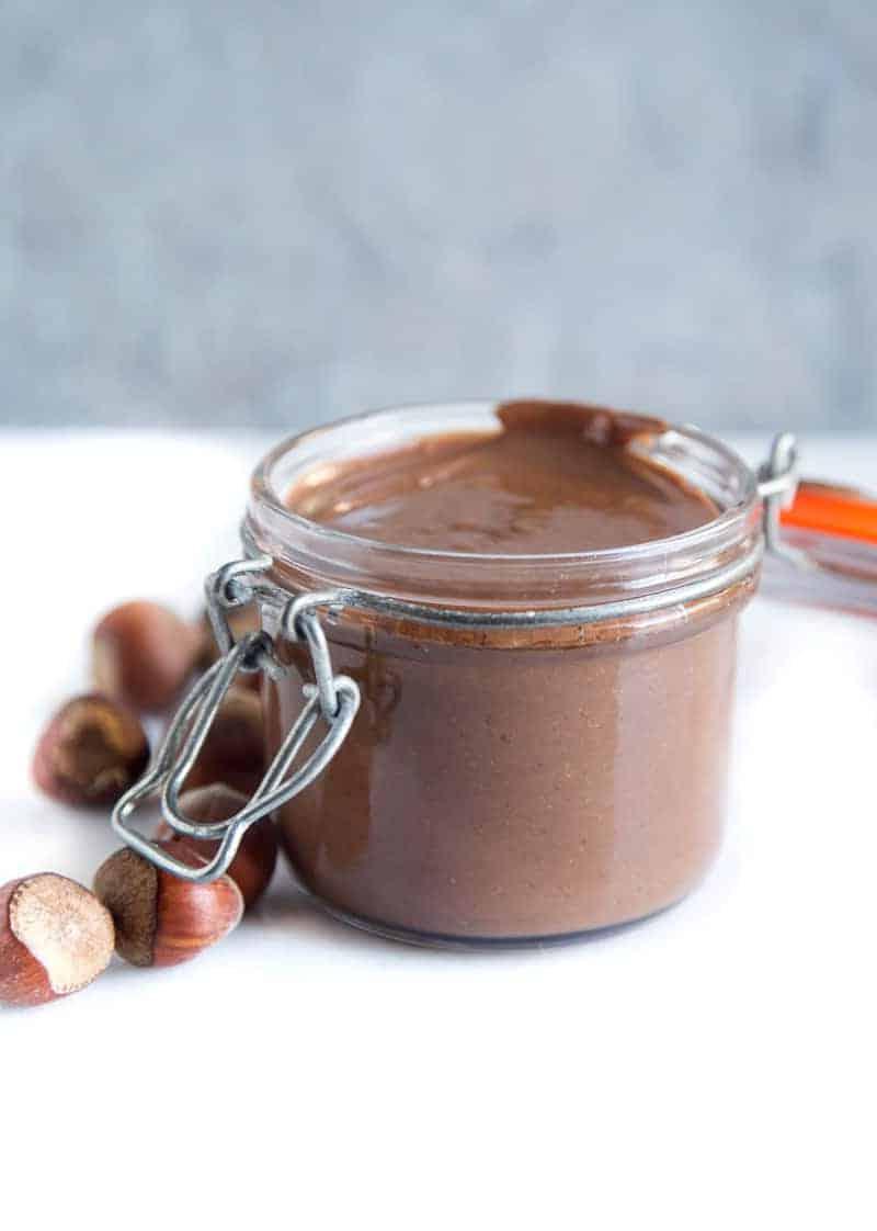 Un barattolo pieno di Nutella fatta in casa con nocciole affumicate