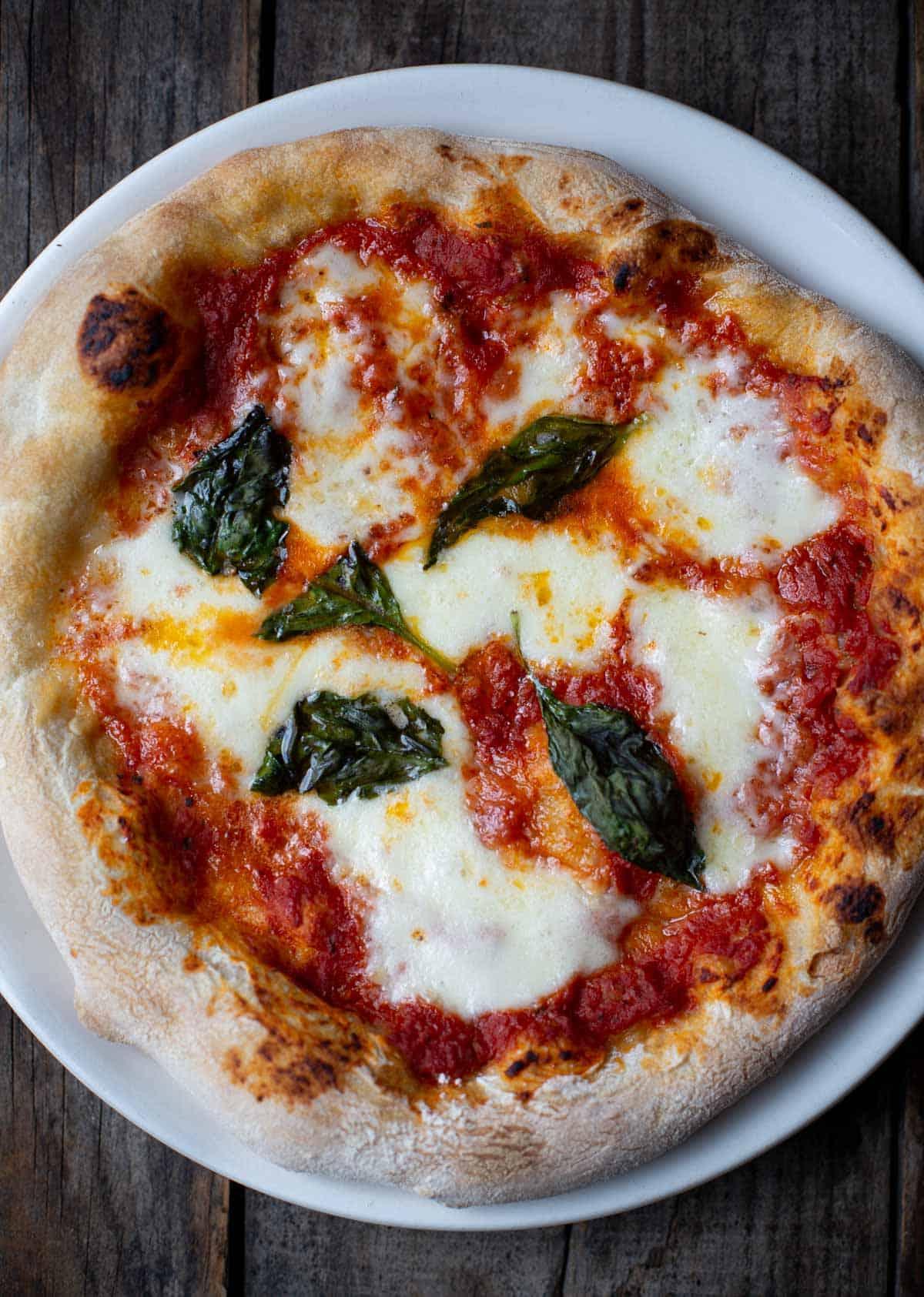 Strumenti Essenziali per la Pizza Fatta in Casa 2 Pizza Margherita cotta alla perfezione su forno a legna per pizza da esterno