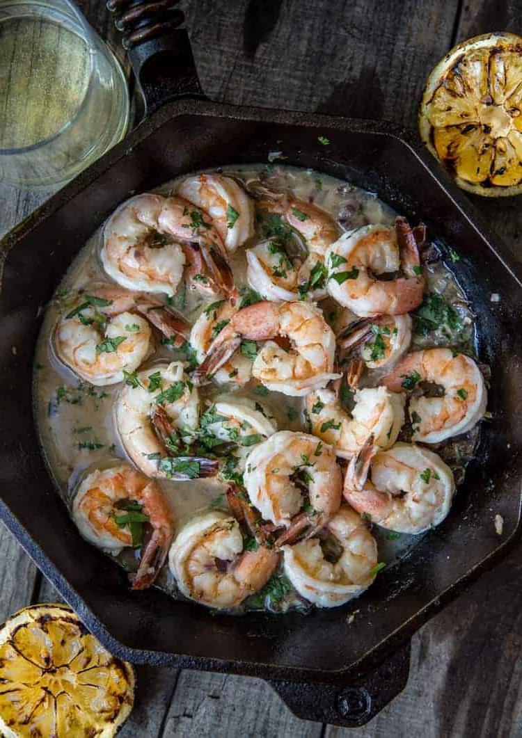 Gamberi alla Griglia con Salsa all'Aglio, Vino e Burro 2 Gamberi grigliati con salsa al burro, aglio e vino bianco cotti in una padella di ghisa sulla griglia