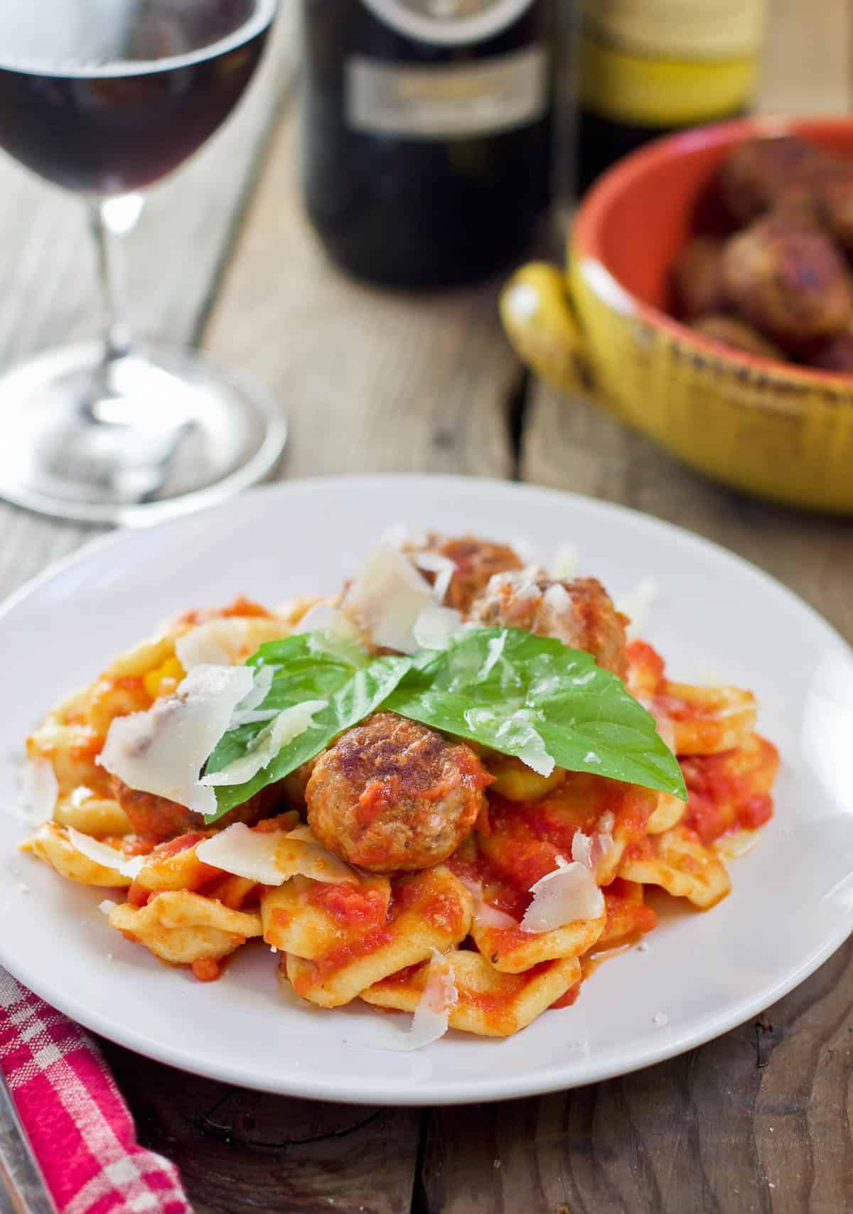 Come fare le Orecchiette fatte in casa 2 Orecchiette Pasta con salsa di pomodoro e polpette su un vassoio