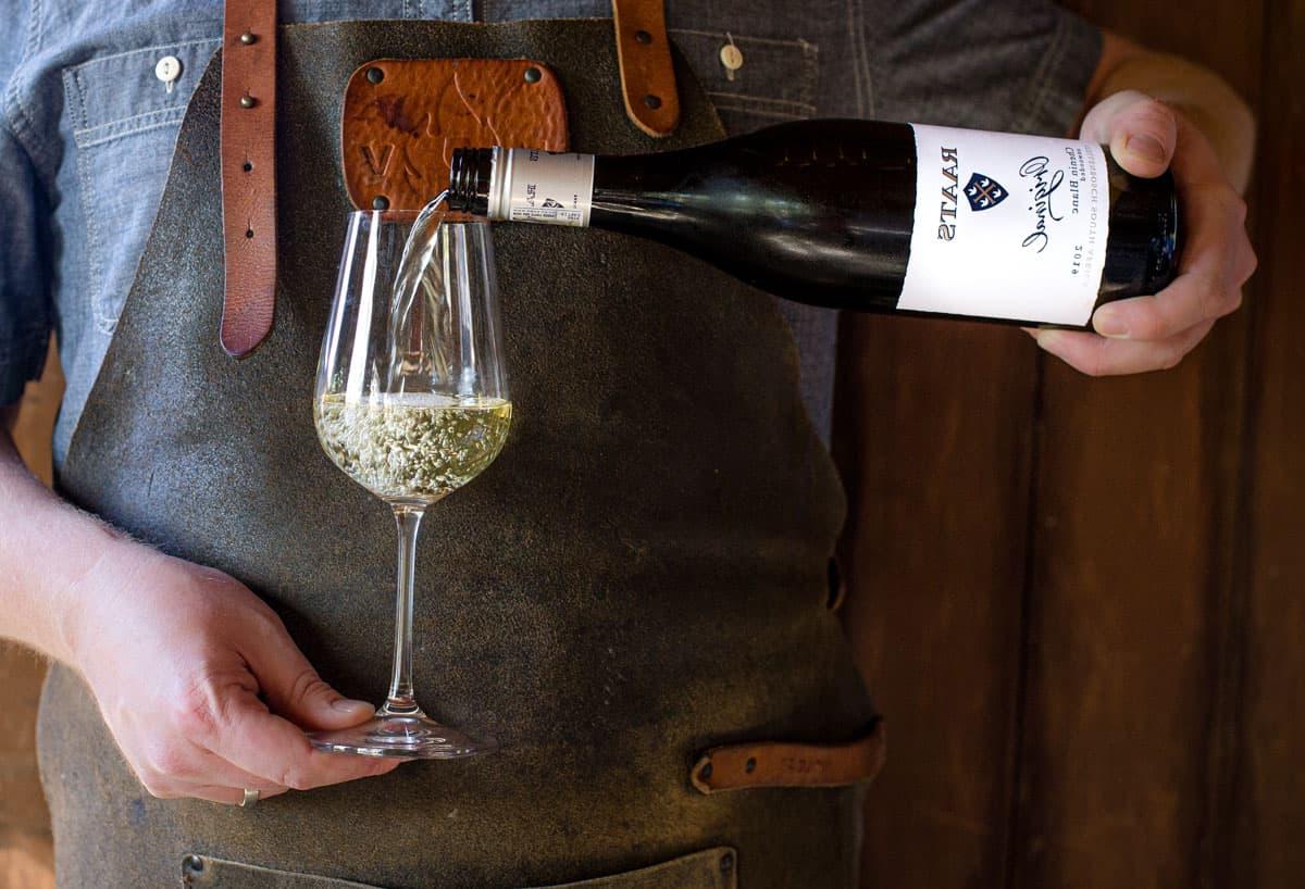 Guida al Chenin Blanc 2 Versando un bicchiere di vino Chenin Blanc in un calice