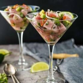 Ricetta Ceviche di Tonno 2 Due bicchieri di Ceviche di Tonno Ahi, pronti per essere gustati