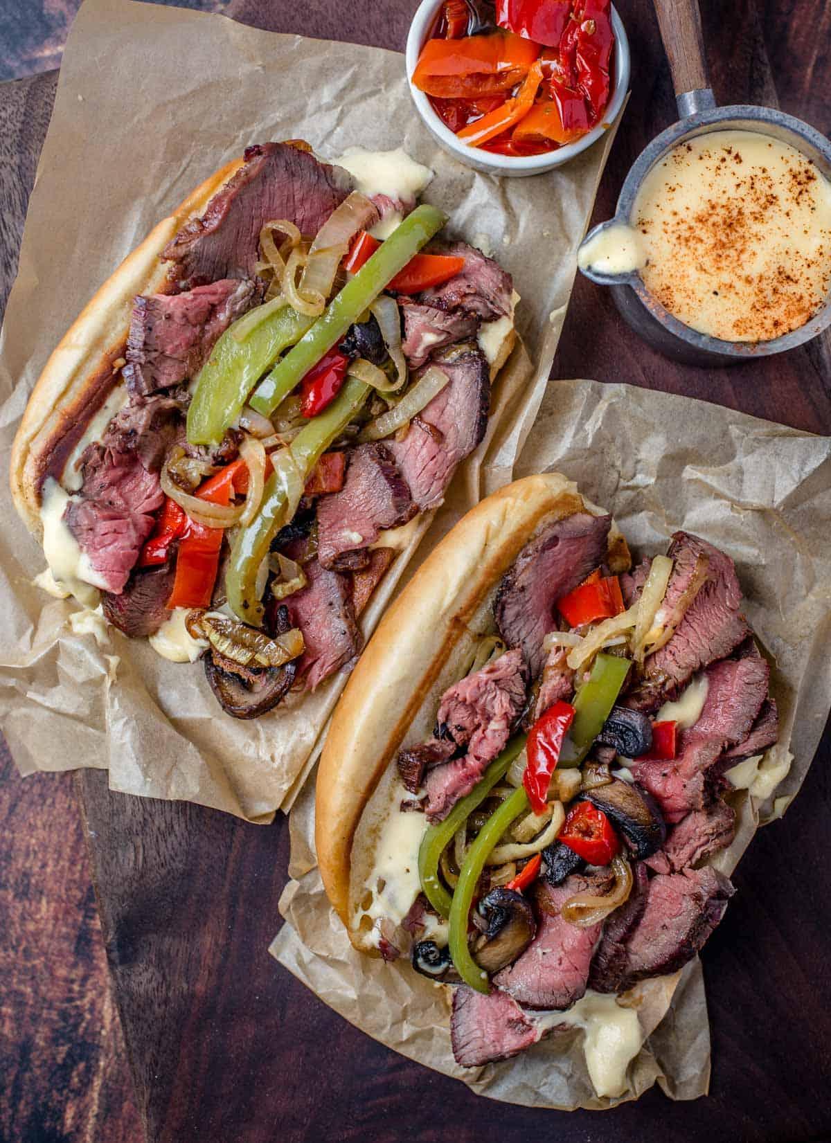 **Panino Grigliato al Cheesesteak** 2 2 Panini Cheesesteak grigliati conditi con una cremosa salsa al formaggio cheddar fatta in casa