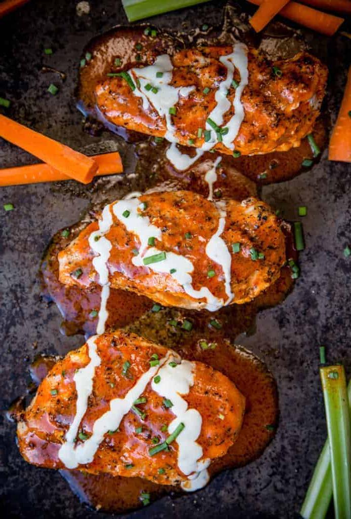 Petto di pollo farcito alla Buffalo alla griglia 2 Petti di pollo ripieni grigliati stile Buffalo su una teglia