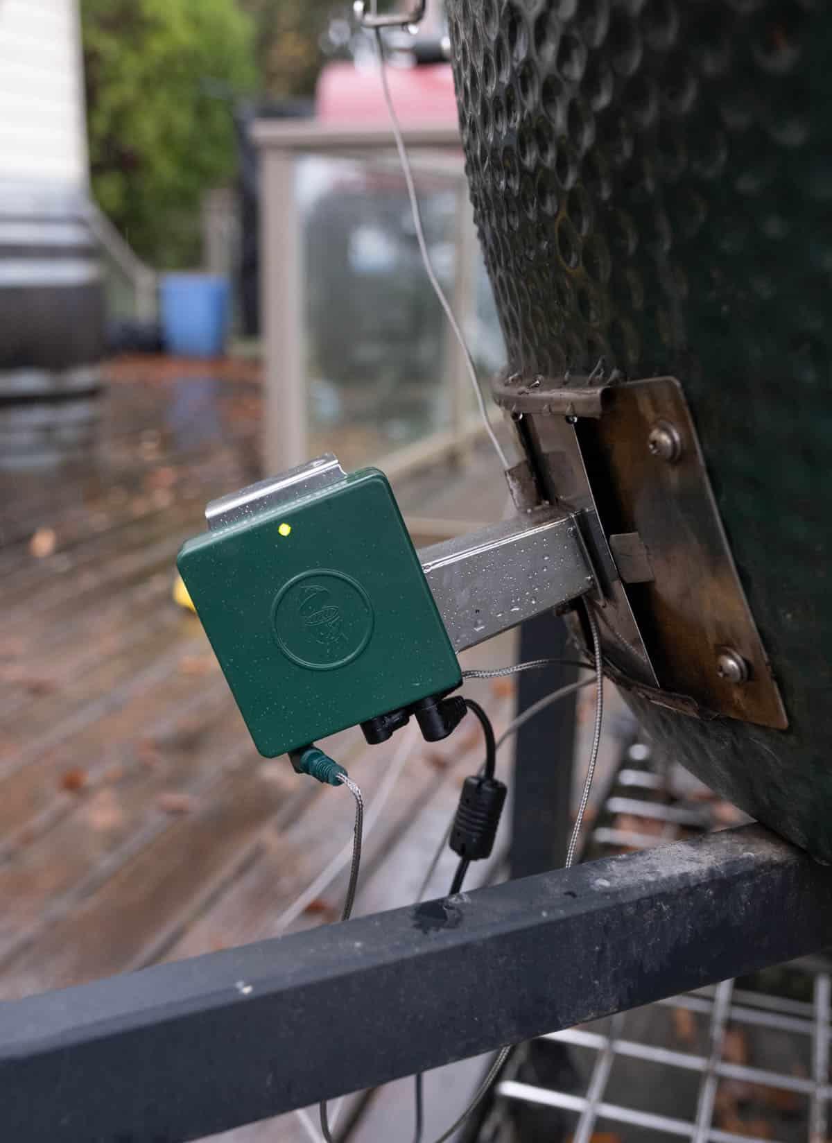 Come Usare il Big Green Egg Egg Genius 2 Una vista laterale che mostra una luce verde fissa sull'Egg Genius con tutti i cavi collegati.