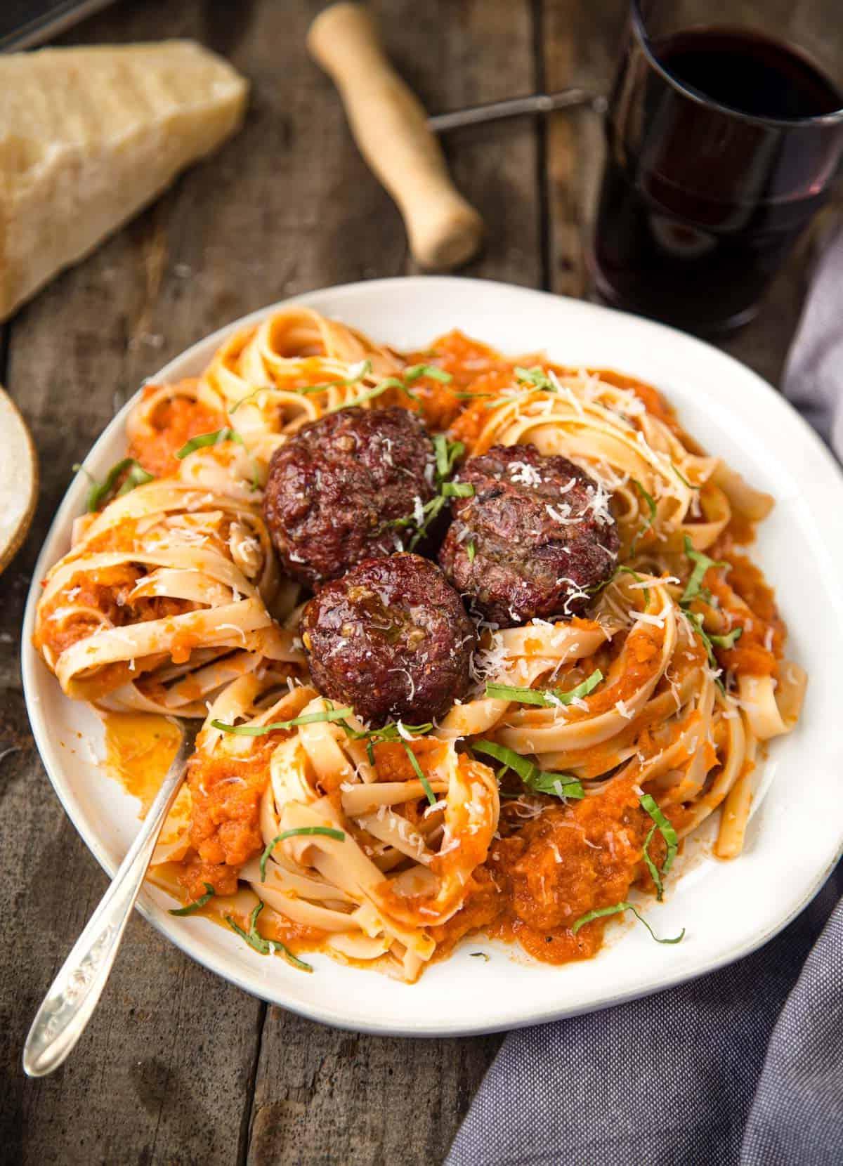 Salsa Marinara di Pomodoro Affumicato 2 Una ciotola di salsa ai pomodori affumicati servita con pasta e polpette