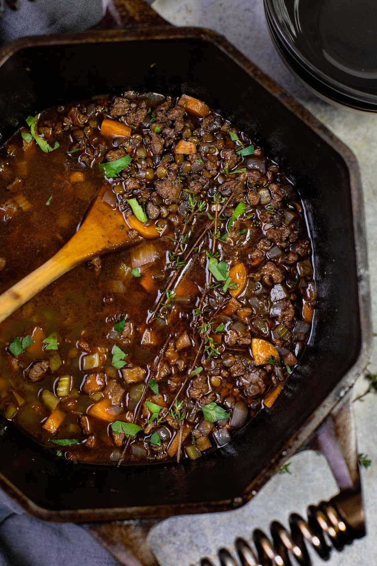 Zuppa di salsiccia affumicata e lenticchie 2 Una pentola di zuppa di lenticchie e salsiccia affumicata