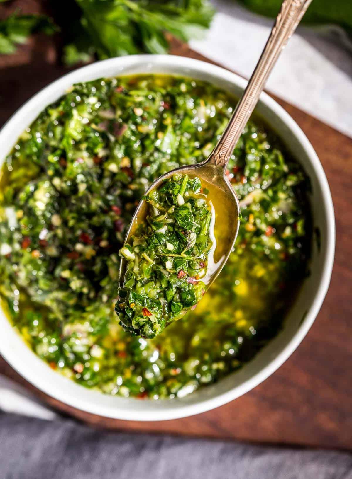 Salsa Chimichurri al Jalapeño – Condimento Perfetto per Bistecca 2 Un cucchiaio di salsa Chimichurri al Jalapeño