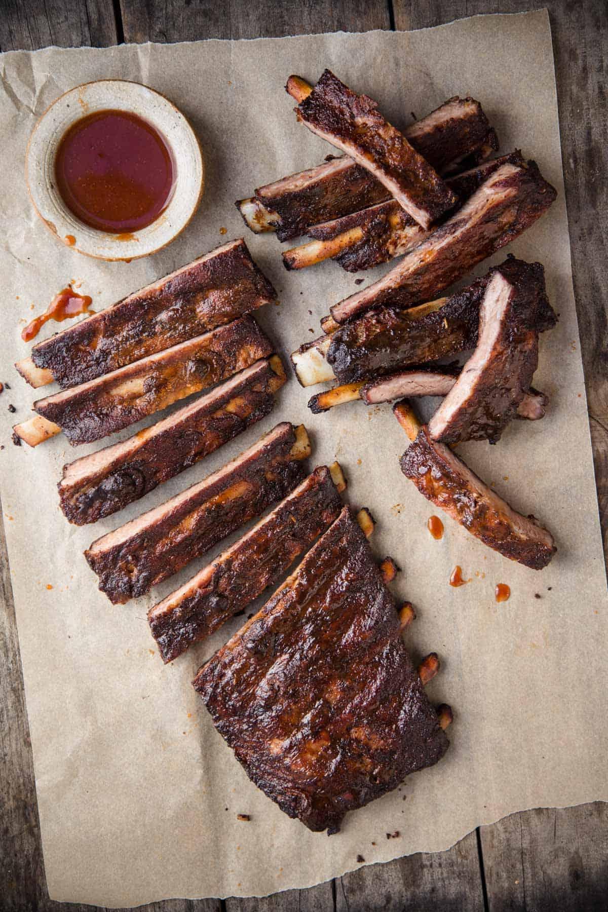Costine di Maiale Affumicate con Salsa all'Aceto Piccante da Spennellare 2 Costine di Maiale Affumicate cotte alla Memphis, servite con salsa barbecue