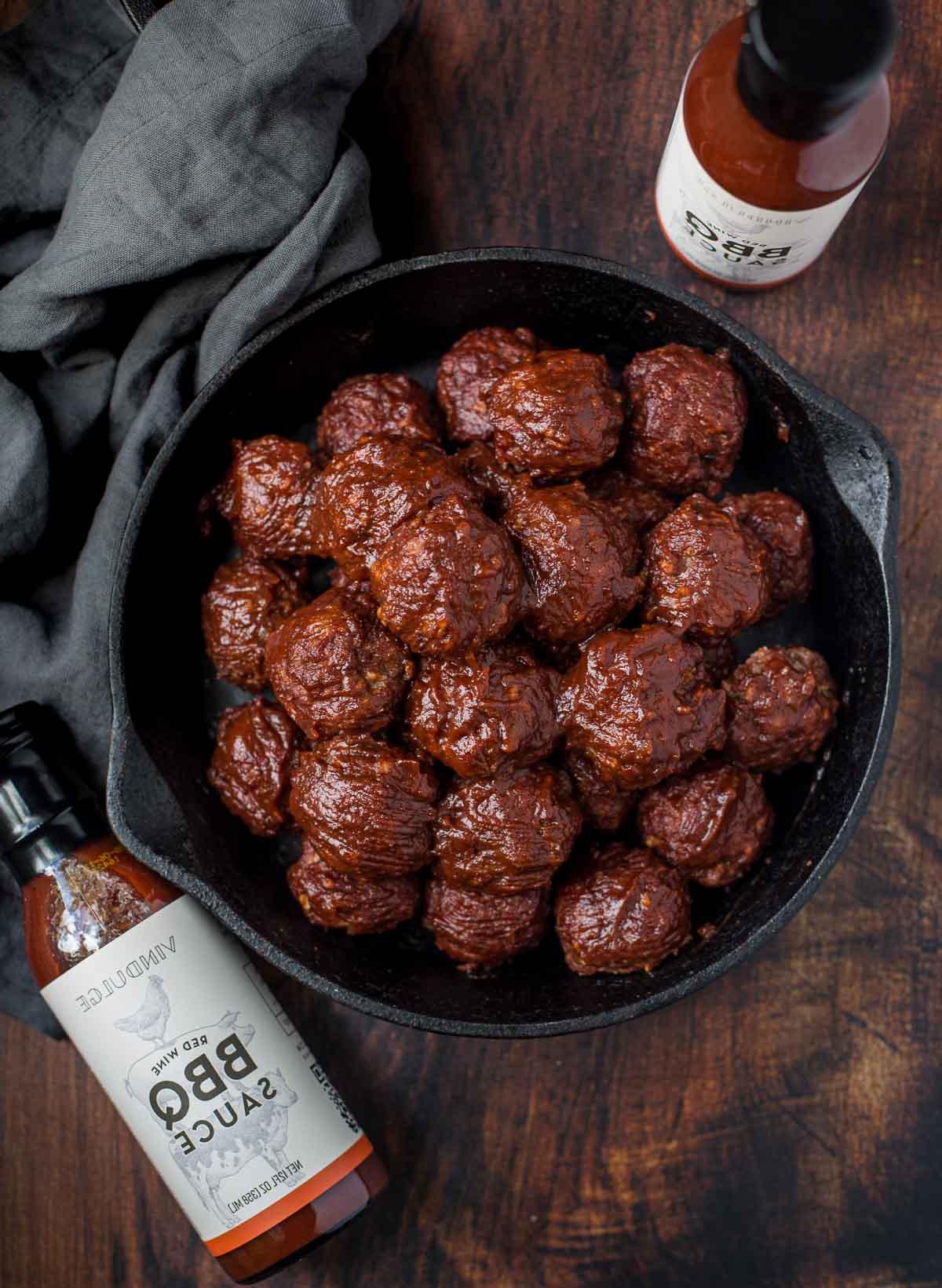 Polpette Affumicate con Salsa BBQ al Vino Rosso in una pirofila con una bottiglia di Salsa BBQ Vindulge