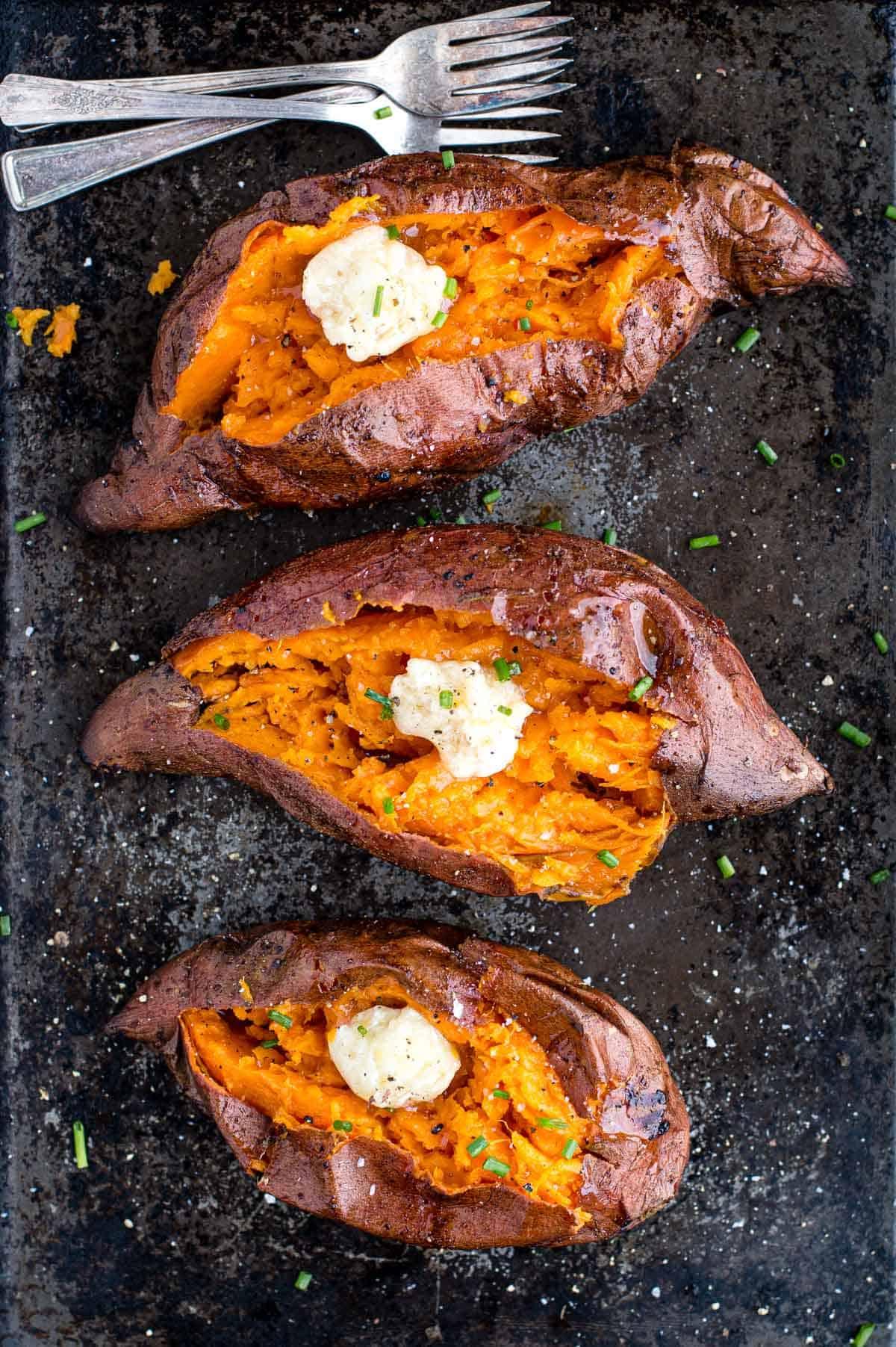 Patate Dolci Grigliate con Burro al Miele Affumicato 2 Tre Patate Dolci alla Griglia su una teglia condite con burro al miele affumicato