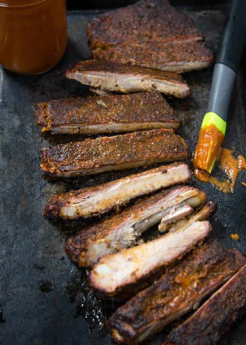 Costine di maiale affumicate senza zucchero aggiunto (Keto e Paleo Friendly) affettate su un piatto da portata