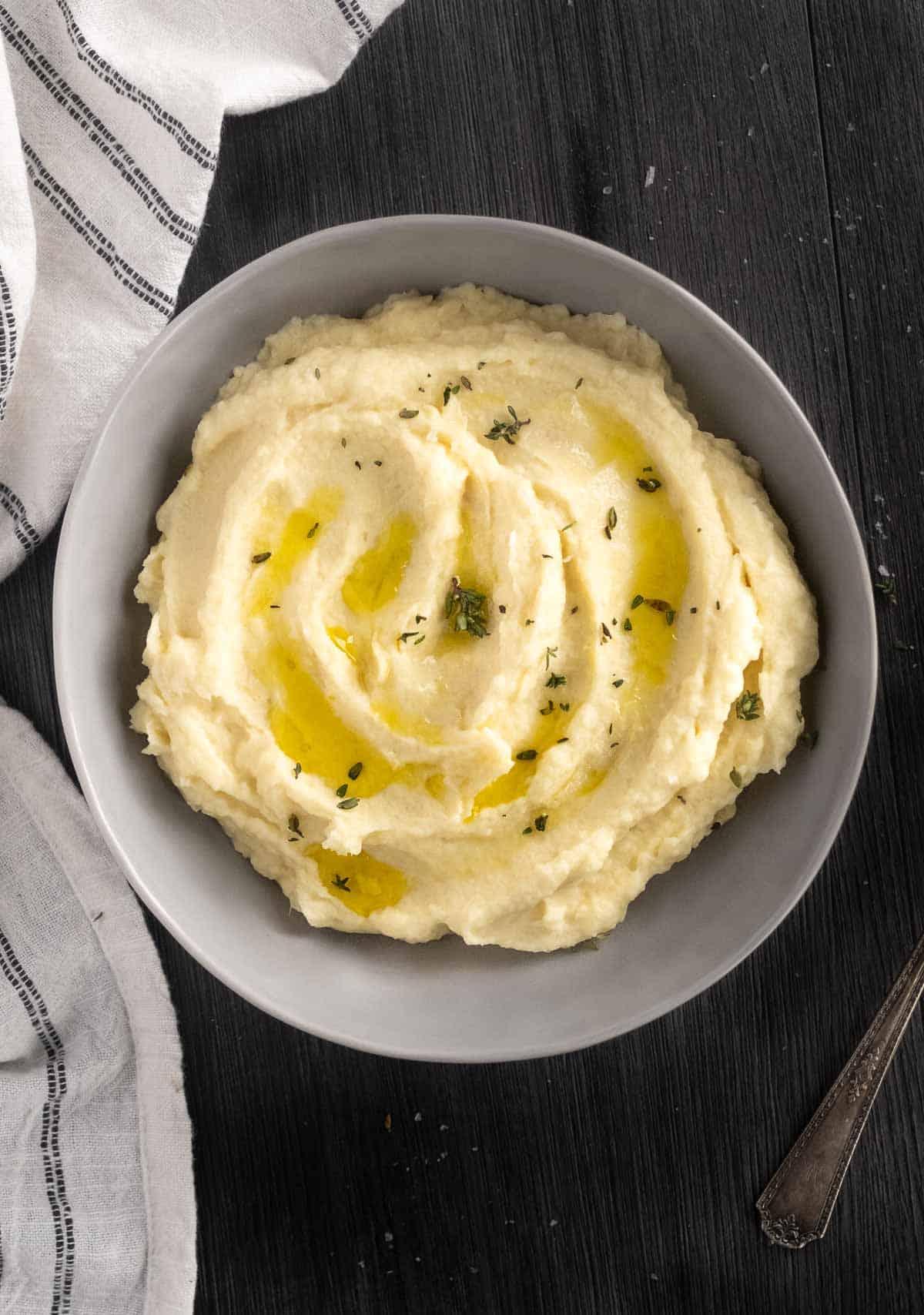 Purè di Pastinaca Facile – Cremoso e Ricco 2 Una ciotola di cremoso purè di pastinaca guarnito con erbe fresche.