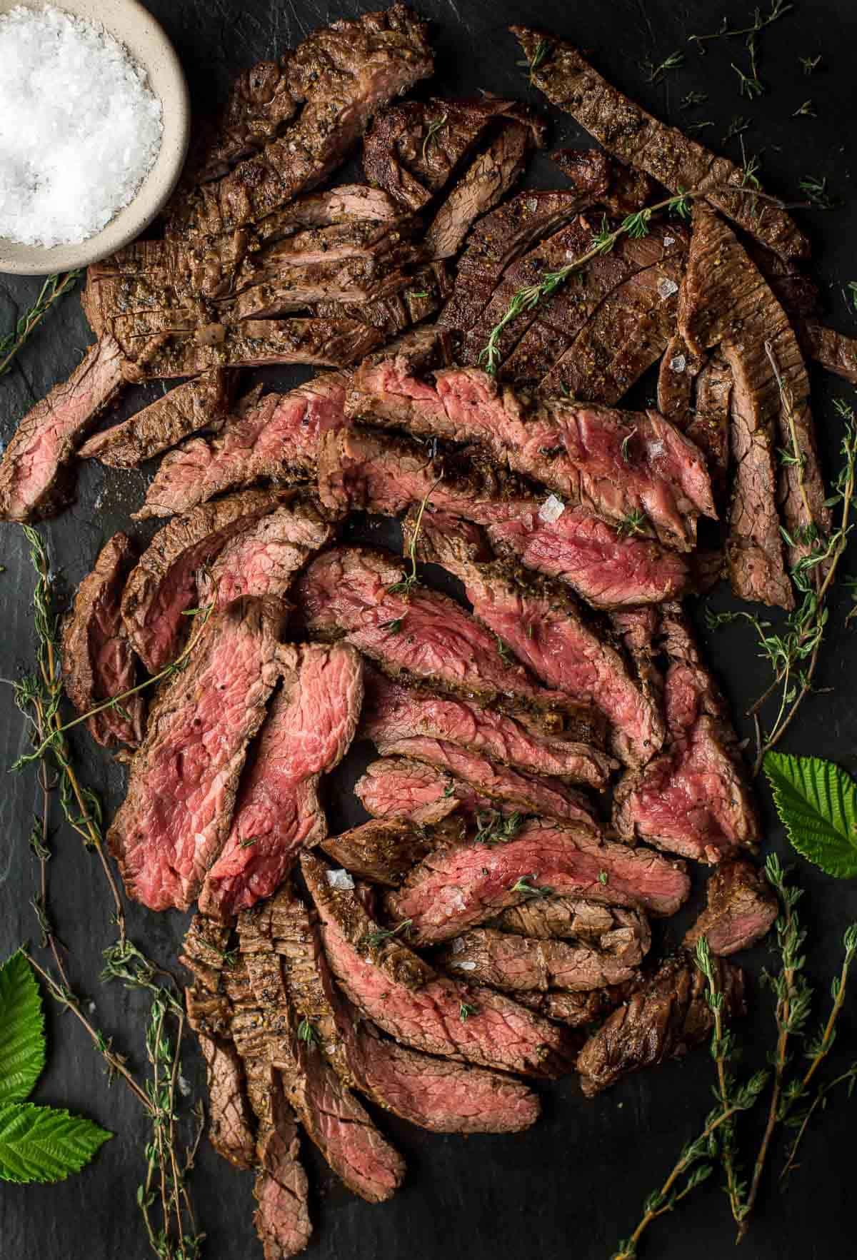 Bistecca Bavette alla griglia su tagliere con marinatura a base di birra.