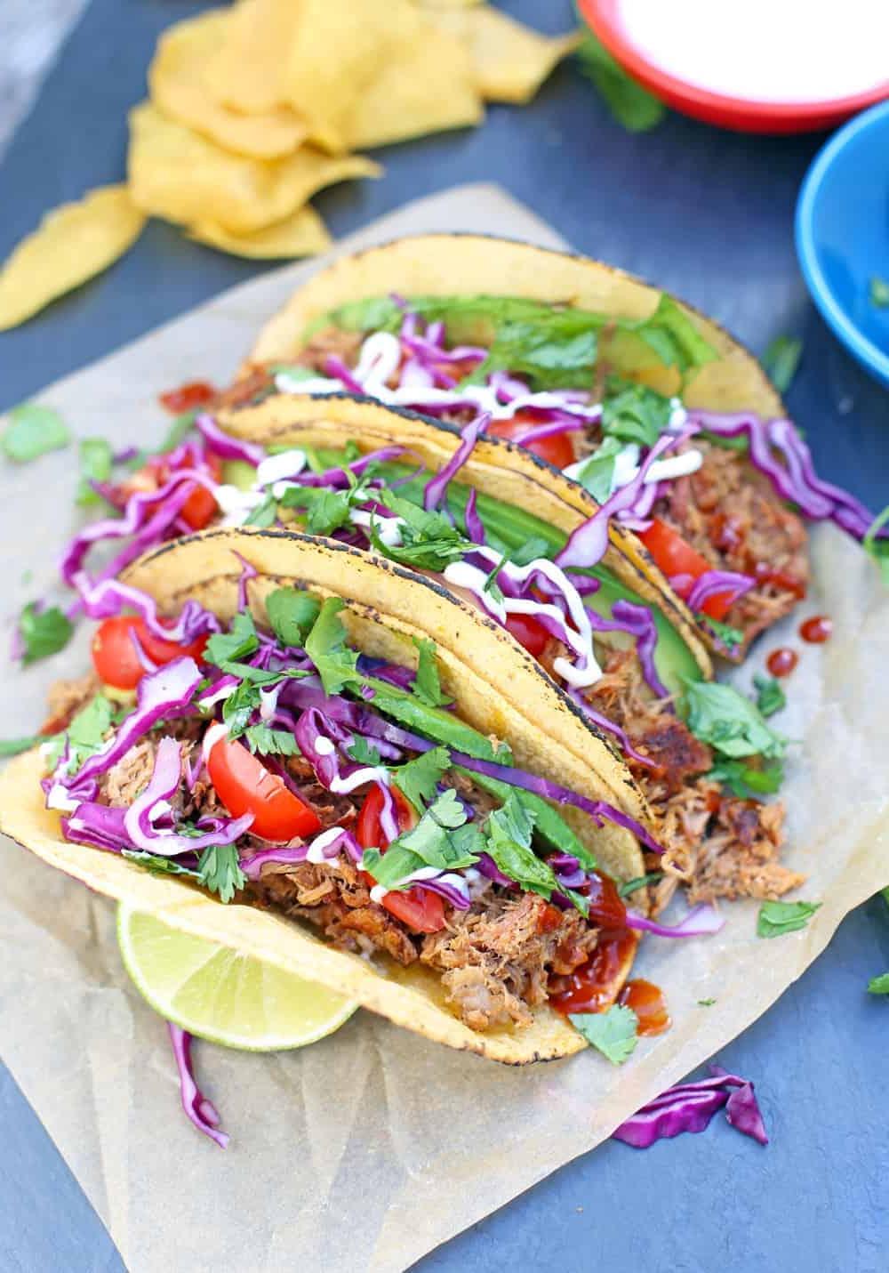 Tacos con Avanzi di Maiale Sfilacciato Affumicato 2 Tre Tacos di Maiale Sfilacciato Affumicato preparati con avanzi di pulled pork.