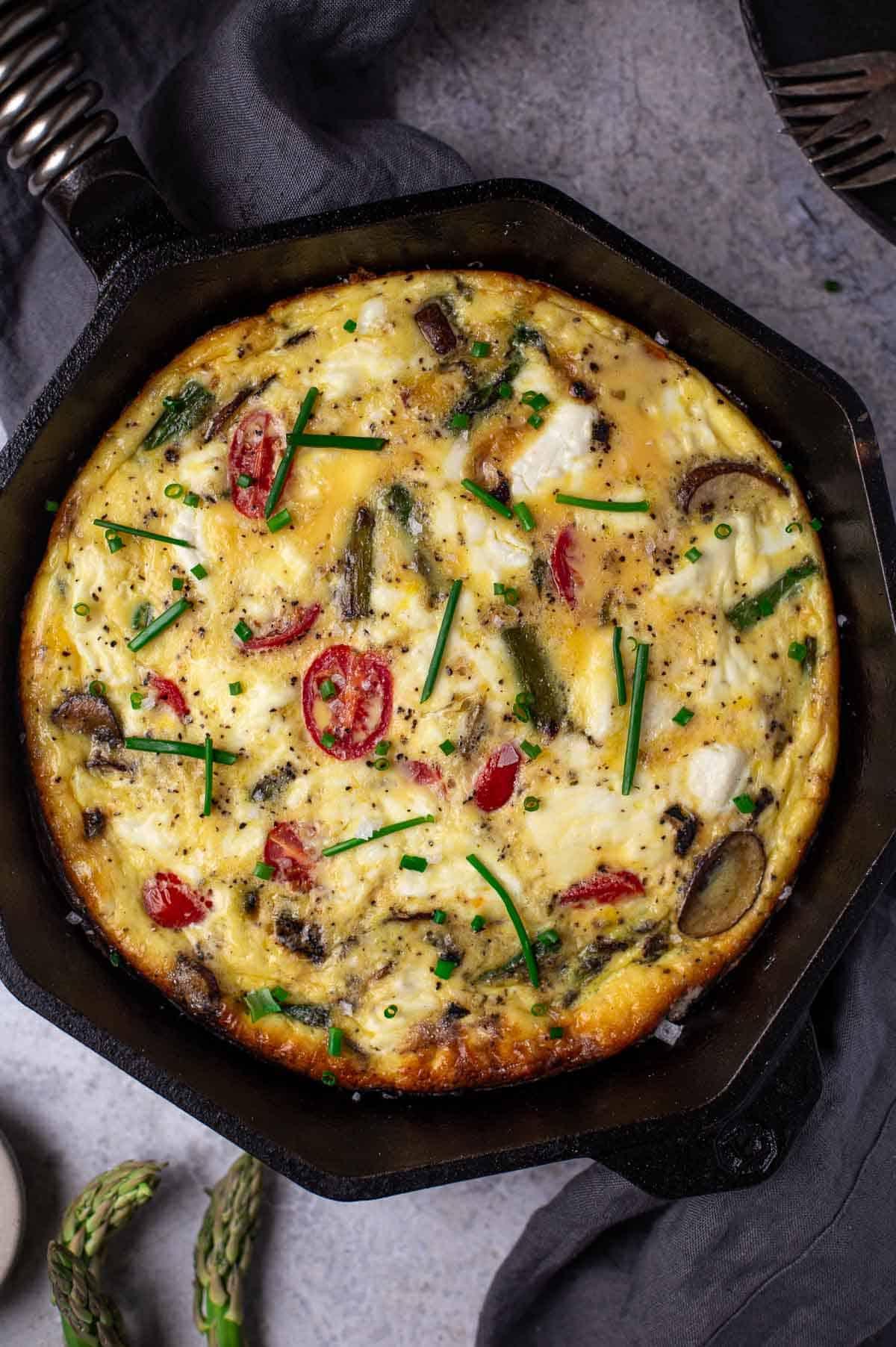 Frittata di Verdure – Cotta alla Griglia 2 Frittata di verdure grigliate con asparagi e formaggio di capra