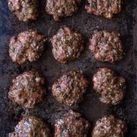 Burger di Salsiccia Fatti in Casa per Colazione 2 Polpette di salsiccia affumicate su una teglia