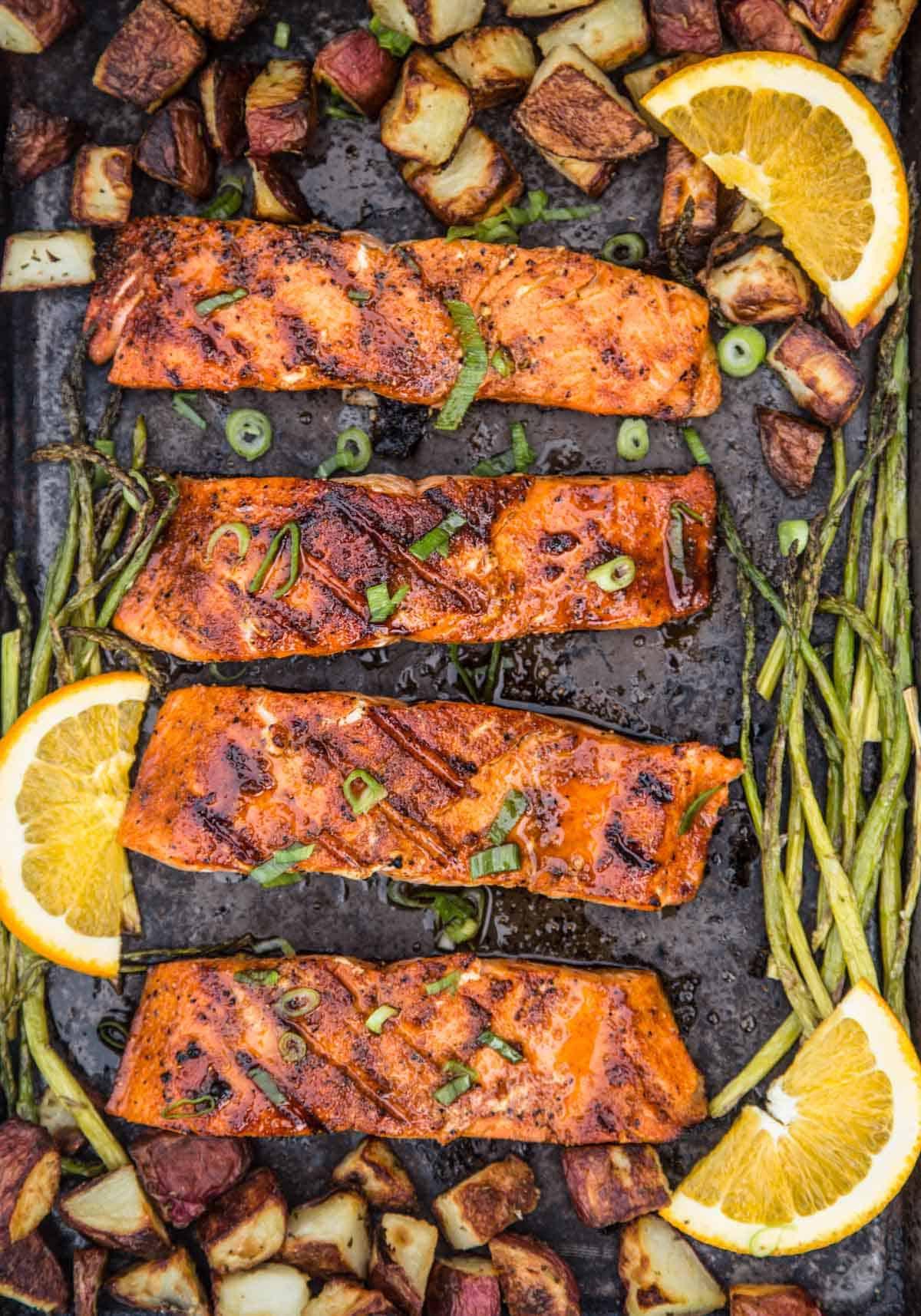 Salmone Grigliato Facile all'Arancia e Acero 2 Salmone alla Griglia con Glassa Dolce all'Arancia e Sciroppo d'Acero su una teglia con asparagi e patate grigliati