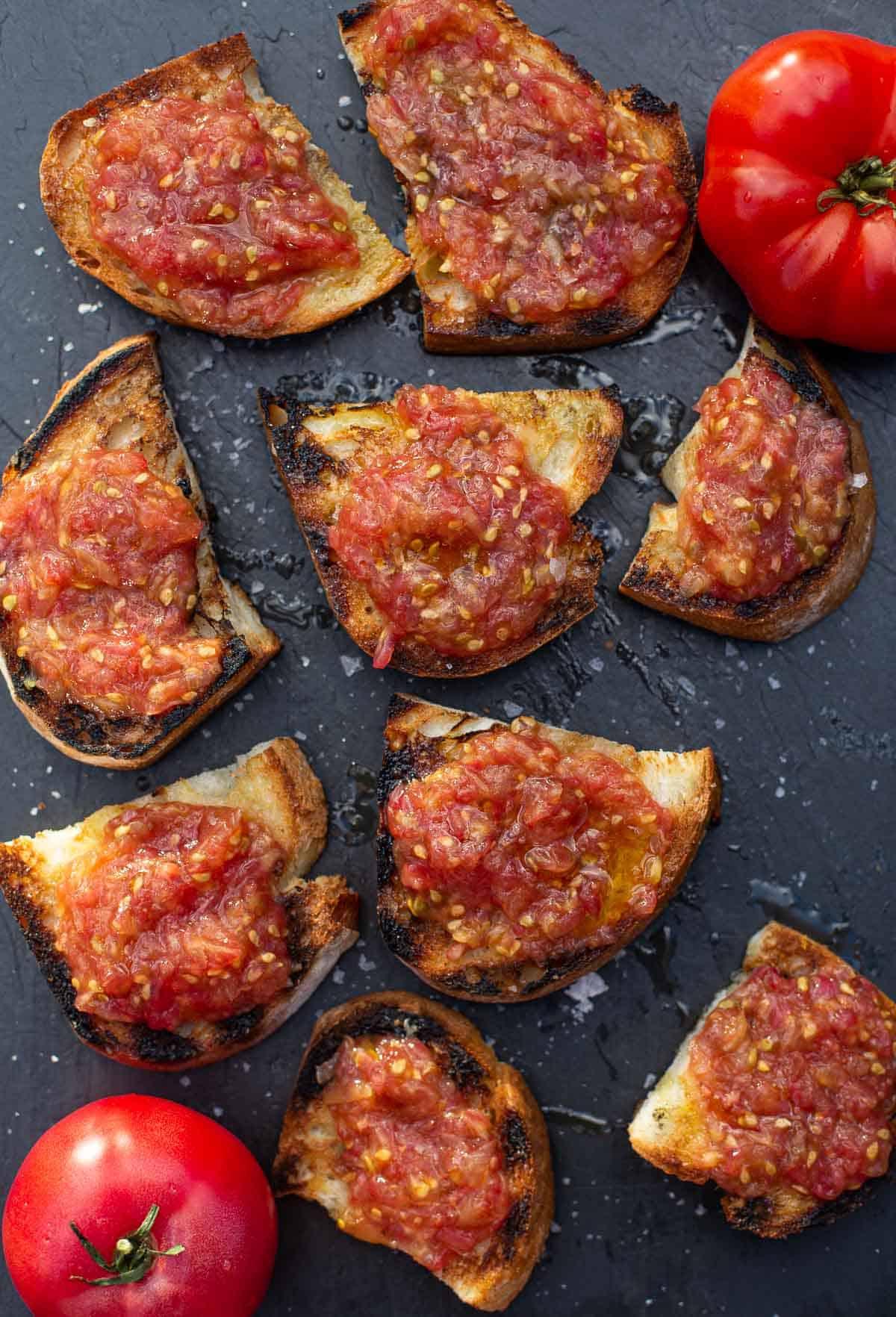 Bruschetta al Pomodoro 2 Pan con Tomate (pane tostato spagnolo al pomodoro) su un piatto da portata