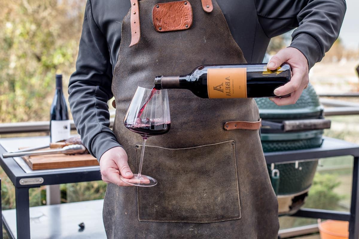 Guida al Cabernet Franc 2 Versare un bicchiere di vino rosso Cabernet Franc