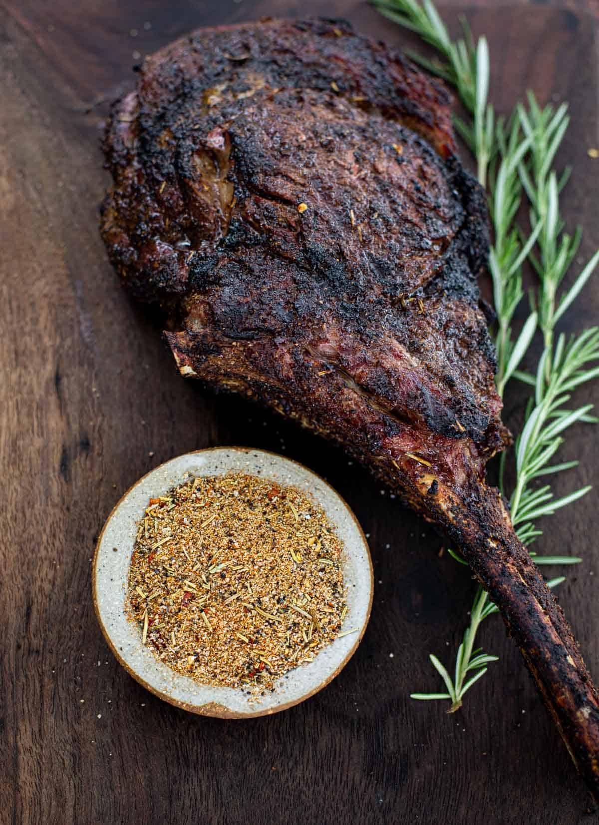 Il Condimento Supremo per Manzo – Su una Bistecca Tomahawk 2 Bistecca Tomahawk grigliata con condimento per manzo Vindulge su un tagliere.