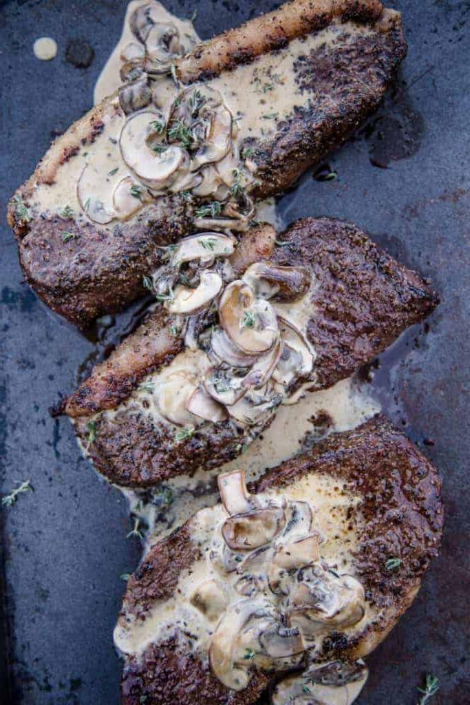 Picanha alla Griglia con Salsa Cremosa ai Funghi 2 Bistecche di Picanha grigliate condite con una salsa cremosa ai funghi.