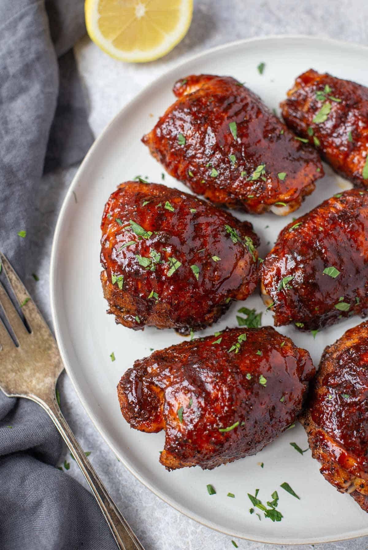 Ricetta Cosce di Pollo Grigliate a Pellet 2 Cosce di pollo al grill a pellet su un piatto bianco