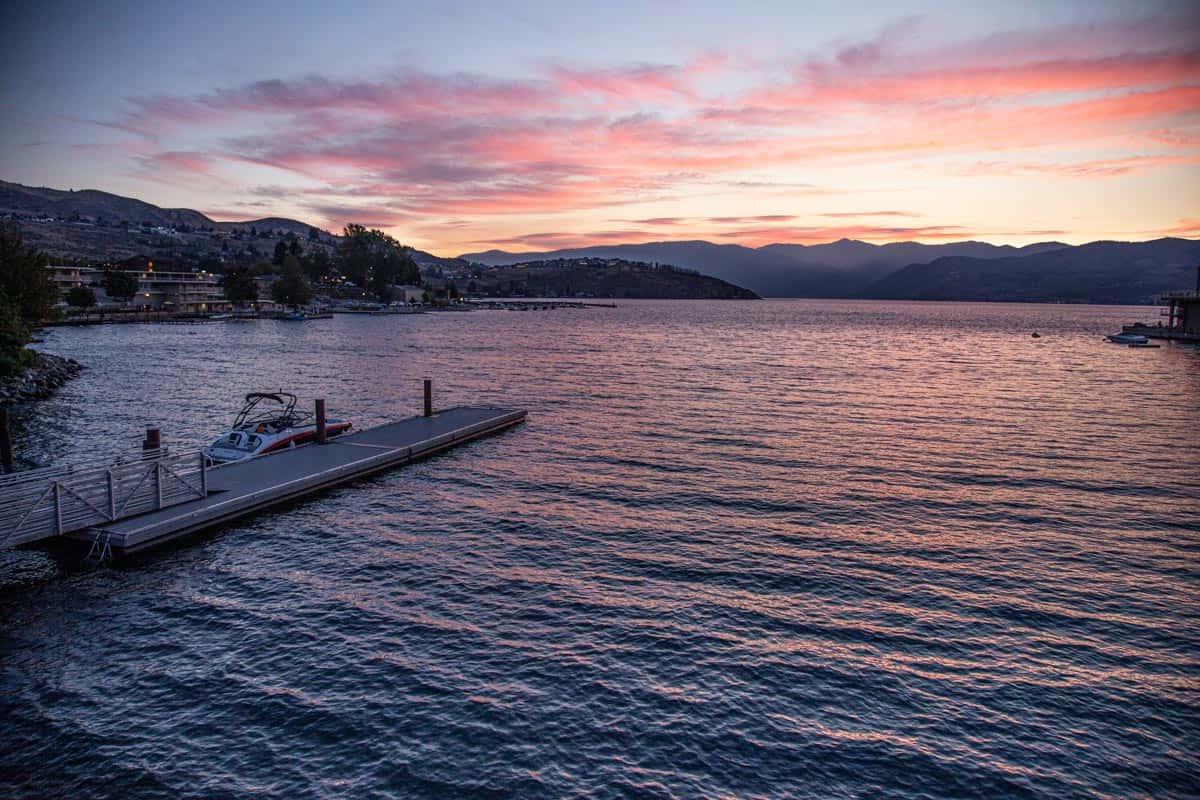 Regione Vinicola del Lago Chelan 2 Regione vinicola del Lago Chelan al tramonto, con vigneti e il lago sullo sfondo.