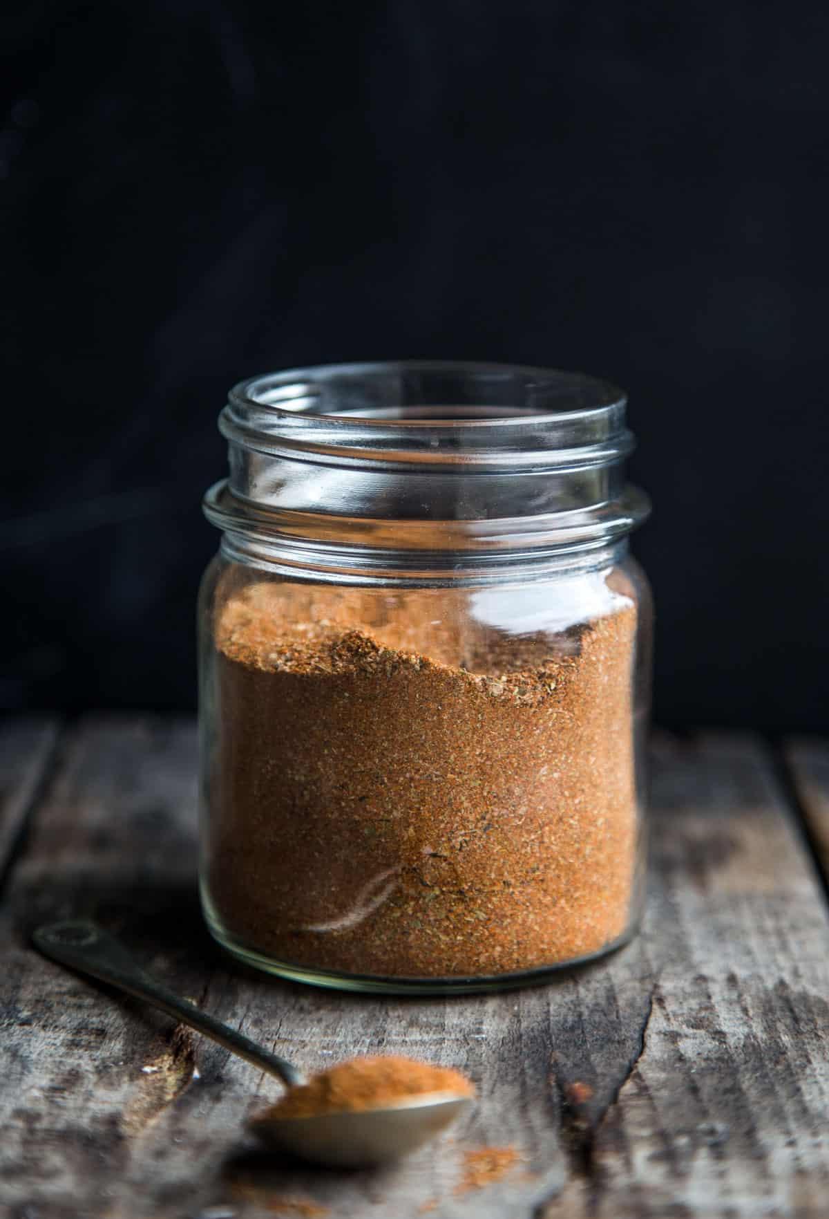 Ricetta di Condimento Cajun Saporito 2 Condimento Cajun in un barattolo di vetro