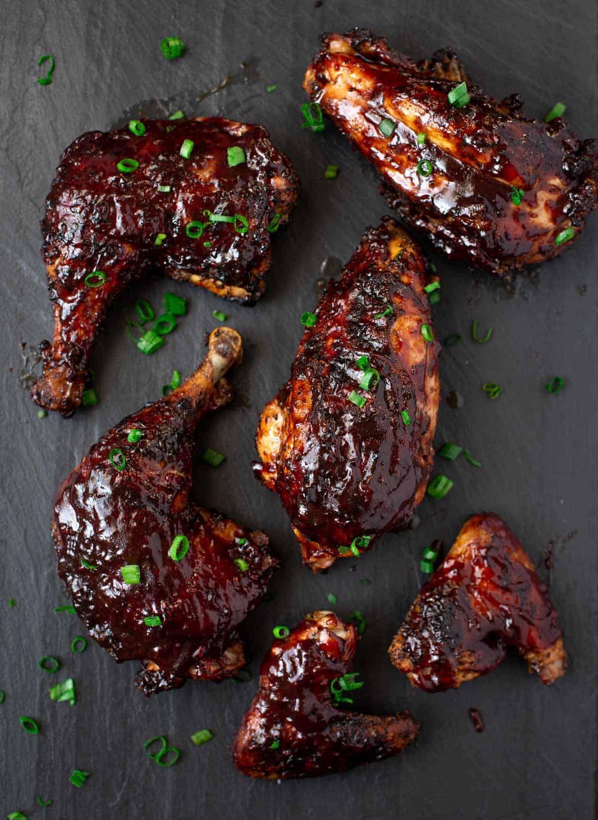 Temperatura del Pollo – La Guida Definitiva per sapere quando è pronto 2 Pollo perfettamente cotto su un piatto da portata.