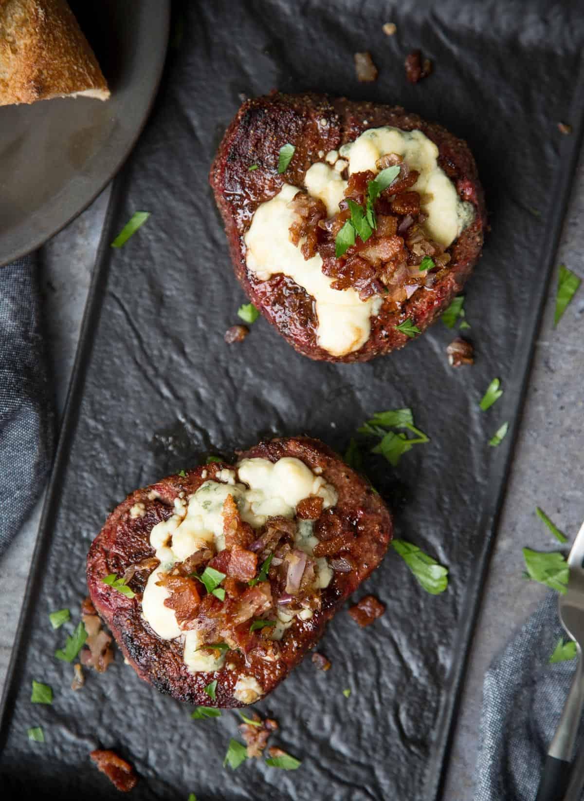 Filetto Mignon Perfettamente Grigliato con Pancetta e Gorgonzola 2 Due Filetti Mignon alla Griglia guarniti con Formaggio Blu, Cipolle Caramellate e Pancetta