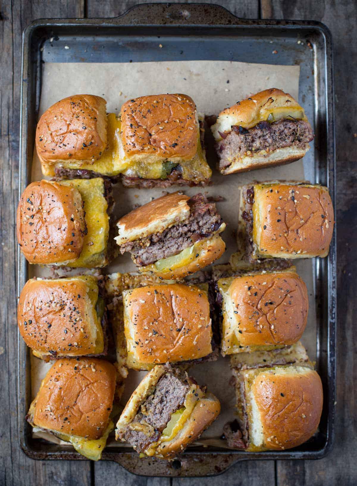 Una teglia di slider di cheeseburger.