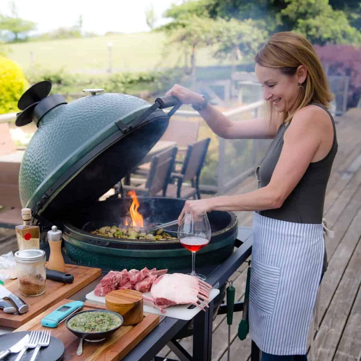 Come Pulire a Fondo e Mantenere il Tuo Big Green Egg o la Tua Griglia Stile Kamado 2 Mary Cressler, di Vindulge, griglia su un Big Green Egg.