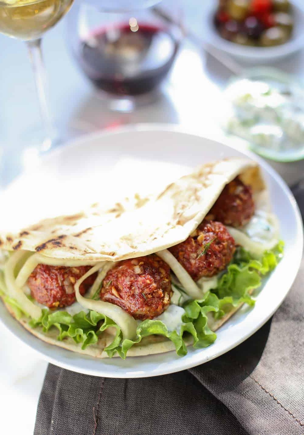 **Polpette di Agnello Affumicate per Incredibili Panini Pita** 2 Panini Pita con Polpette di Agnello Affumicate.