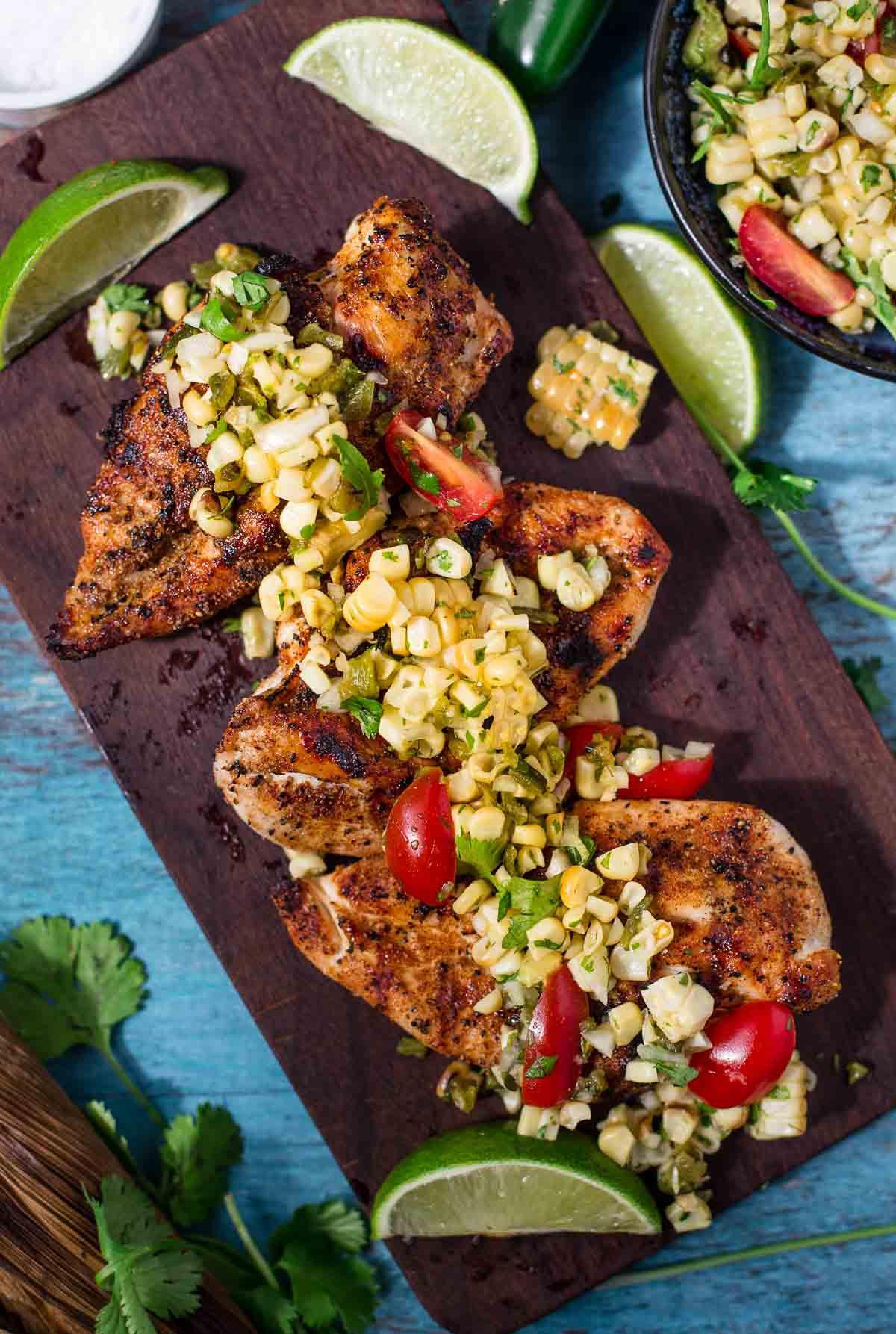 Petto di Pollo alla Griglia con Mais alla Griglia e Salsa Poblano 2 Petto di Pollo Grigliato con Salsa di Mais e Peperoni Poblano su un piatto da portata