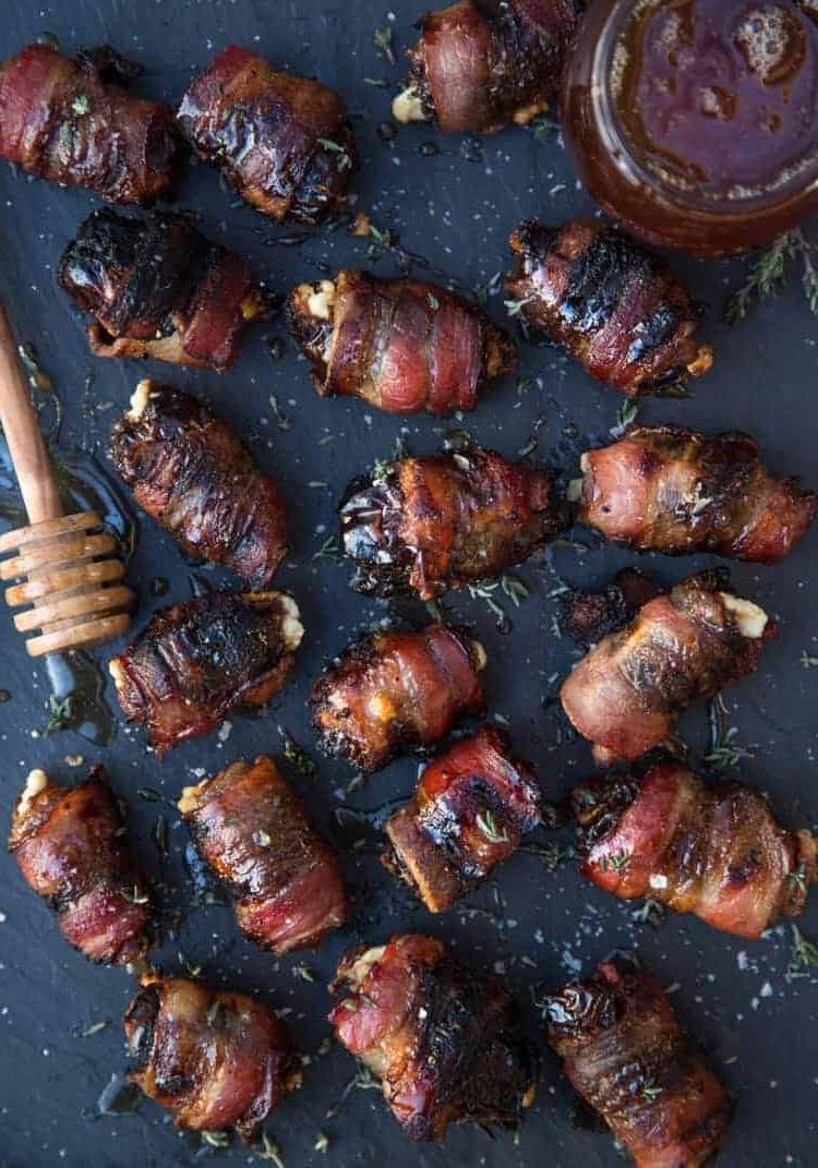 Datteri Ripieni Avvolti nel Bacon Grigliati su un vassoio