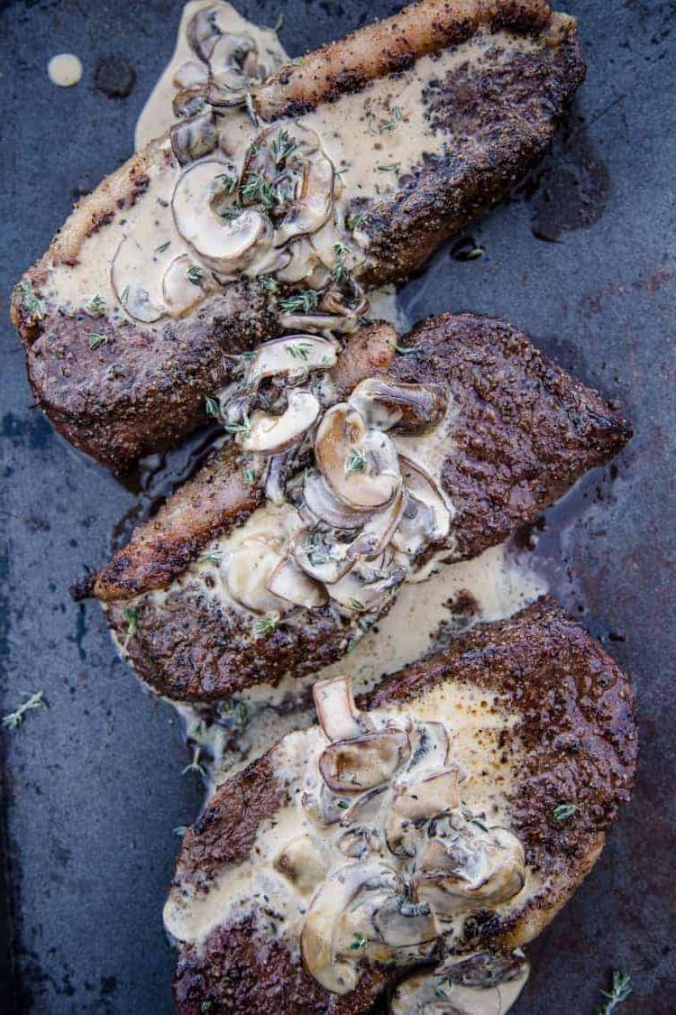 Bistecche Picanha alla griglia guarnite con salsa cremosa ai funghi.