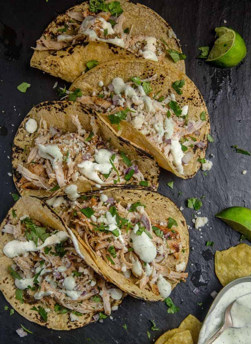 Ricette per il Cinco de Mayo per la Griglia o l'Affumicatore 13 Tacos di Pollo Piccante alla Griglia con Crema di Avocado