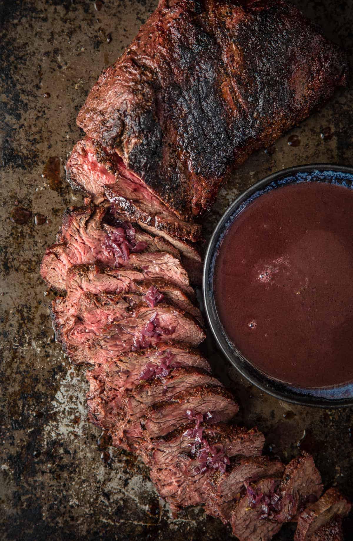 Fette di tri tip su un piatto.