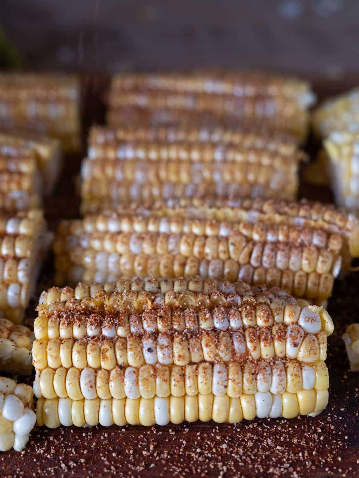 Ricetta Facile di Costine di Mais 14 Costine di mais condite su un tagliere.