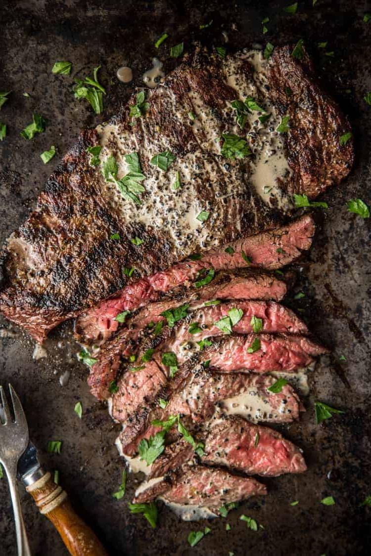Bavette Steak affettata sottilmente su un tagliere.